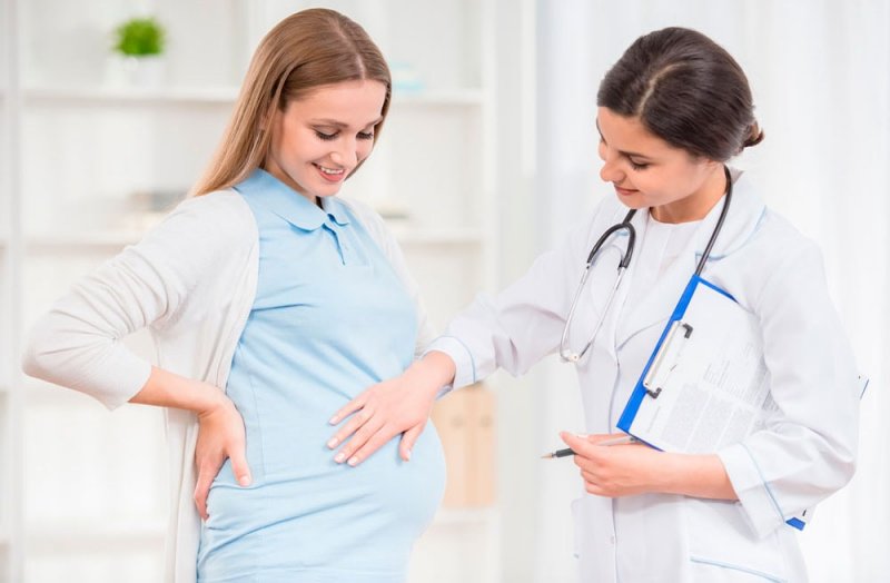 Прием беременной девушки у доктора
