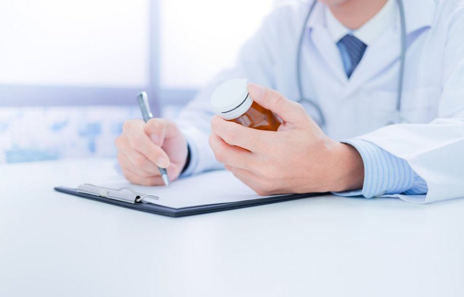 Врач выписывает лекарство