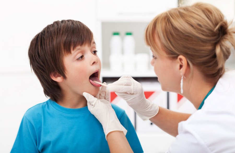 Осмотр глотки ребенка